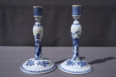 Une paire de bougeoirs en porcelaine de Chine bleu et blanc, Kangxi/Qianlong